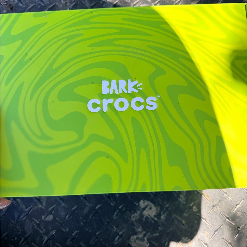 CROCS Bark Box in Bright Green